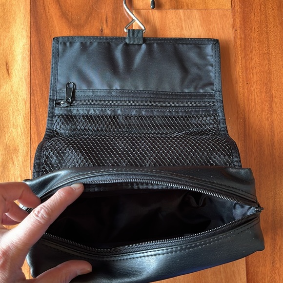 Dockers Black Hanging Toiletry Bag - Picture 2 of 9